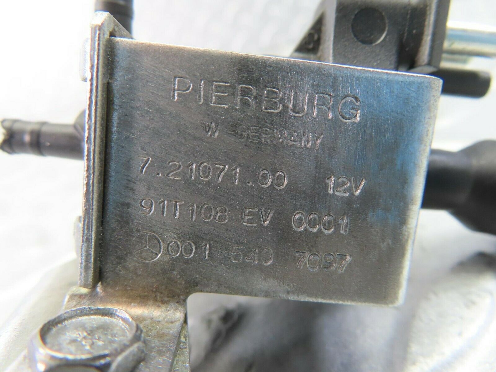 10393 Mercedes-Benz W201 190E Vacuum Control Valve Pierburg 0015407097