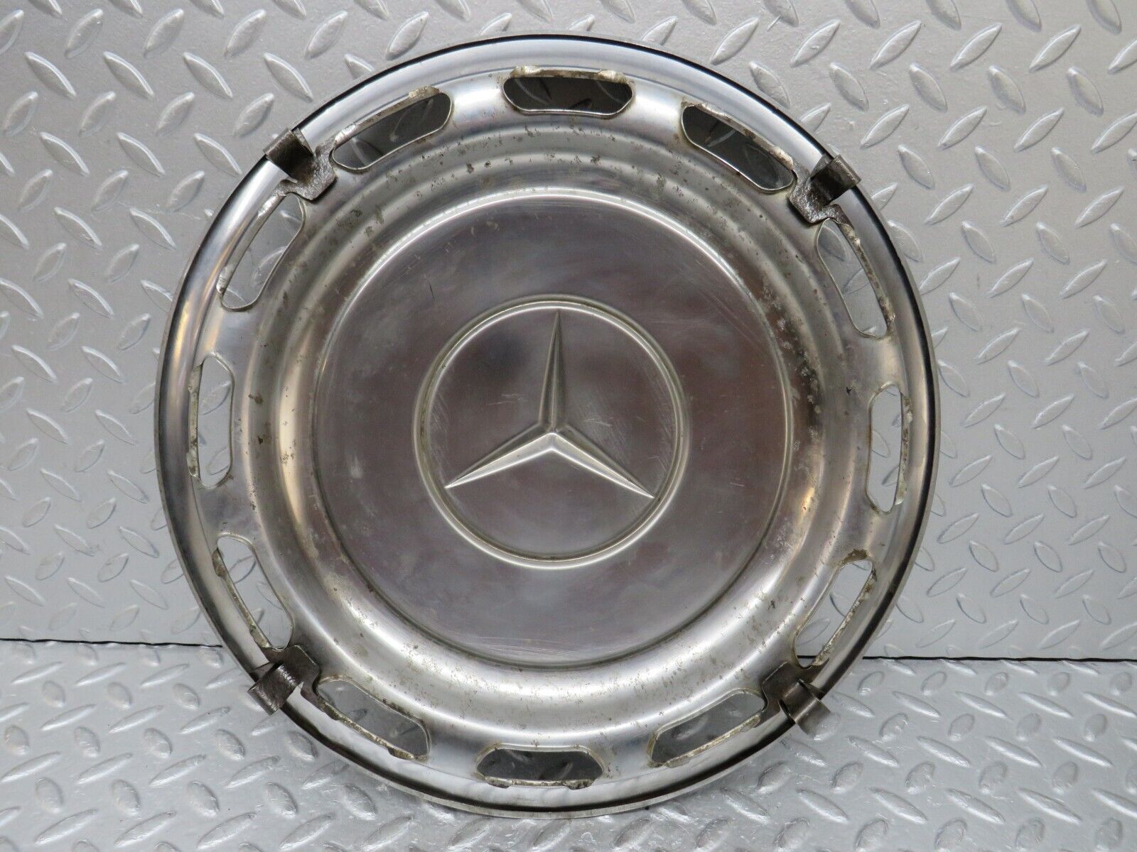37467 Mercedes-Benz W109 300SEL Wheel Hub Cap 14"