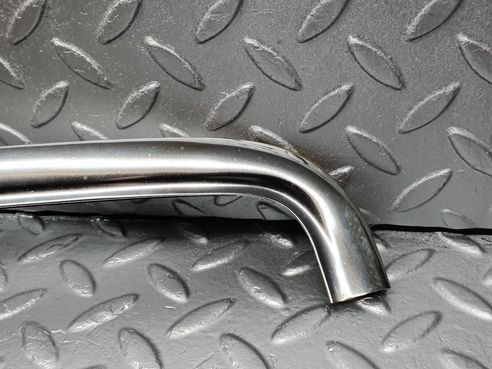 41296 Mercedes-Benz W126 300SE Front Windscreen Top Chrome Frame Trim