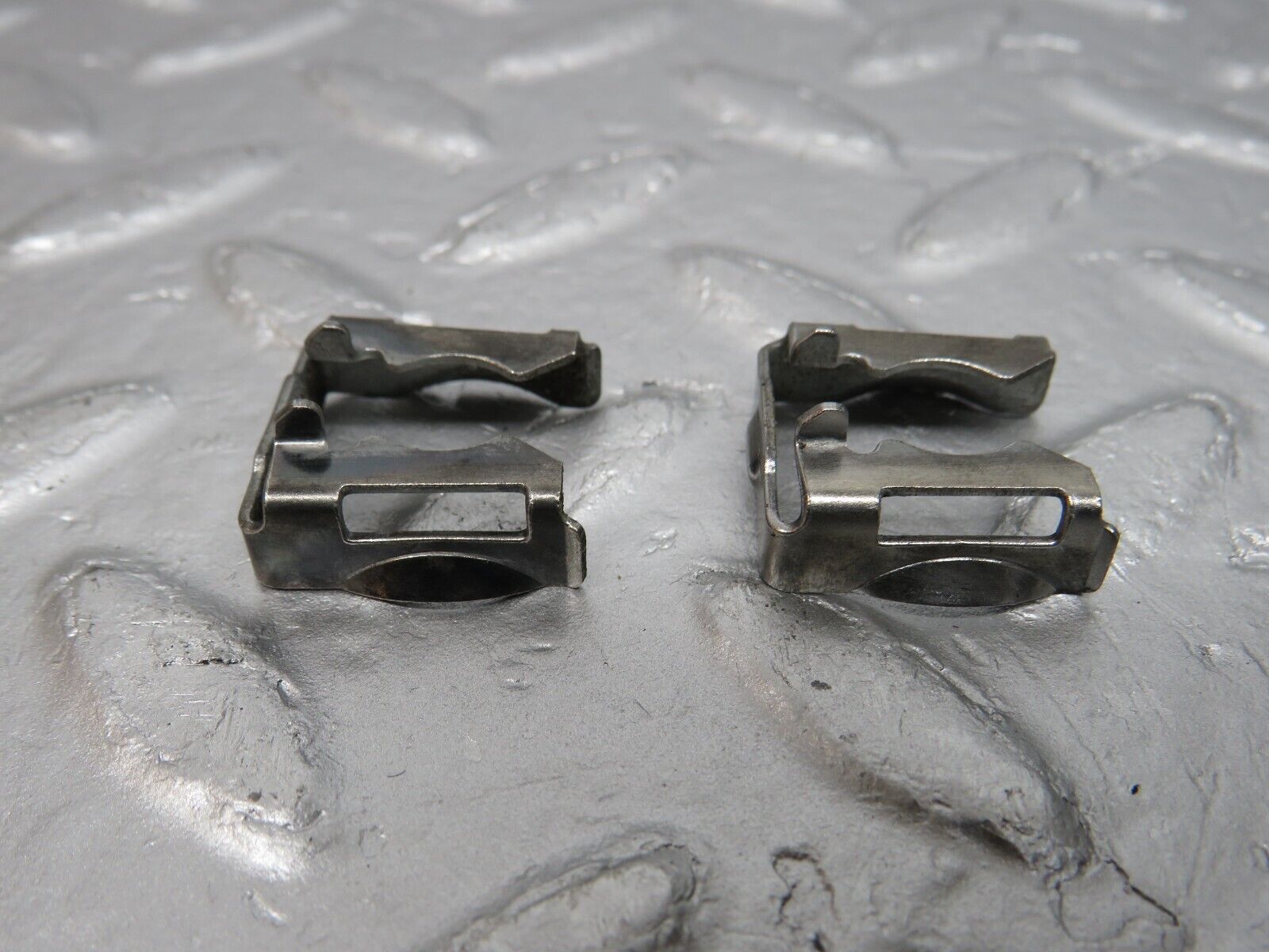 39776 Mercedes-Benz R129 320SL Coupe Fuel Injector Bracket 2x