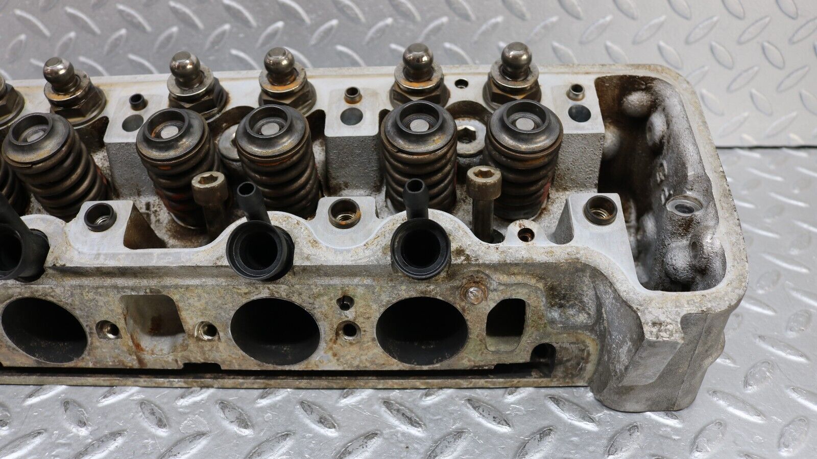 37170 Mercedes-Benz C126 420SEC Coupe Cylinder Head Left Side 1160164001