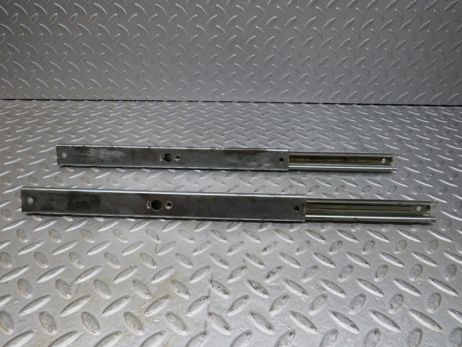 37085 Mercedes-Benz C126 420SEC Coupe Front Left Seat Rail Pair