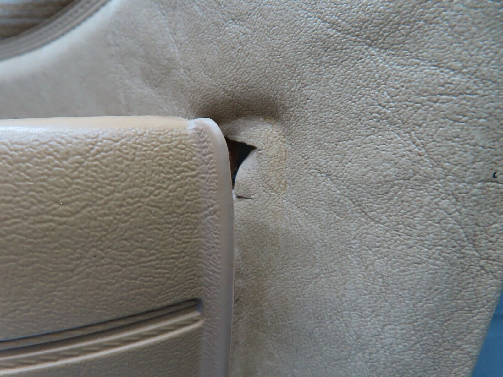 21125 Mercedes-Benz W123 230E Front Left Door Card Beige