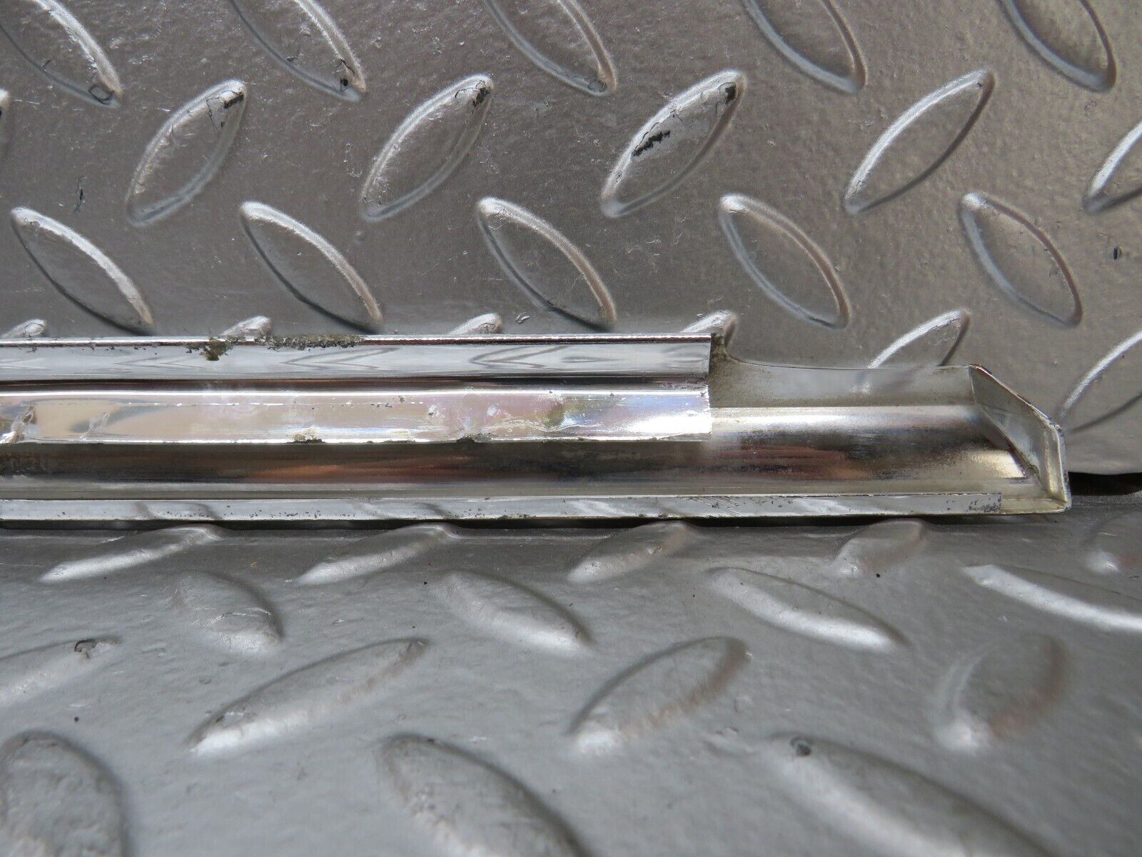 26406 Mercedes-Benz W116 450SE Front Left Door Chrome Trim