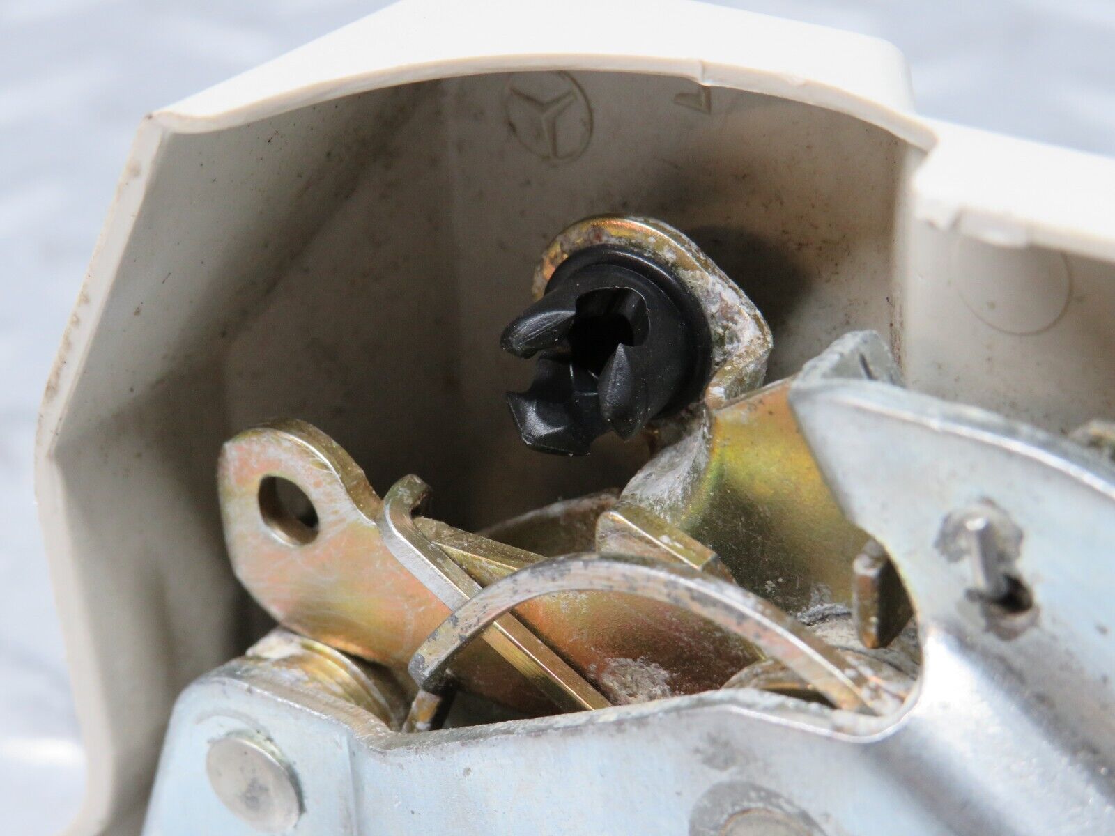 31394 Mercedes-Benz S124 220TE Wagon Rear Left Door Lock Mechanism