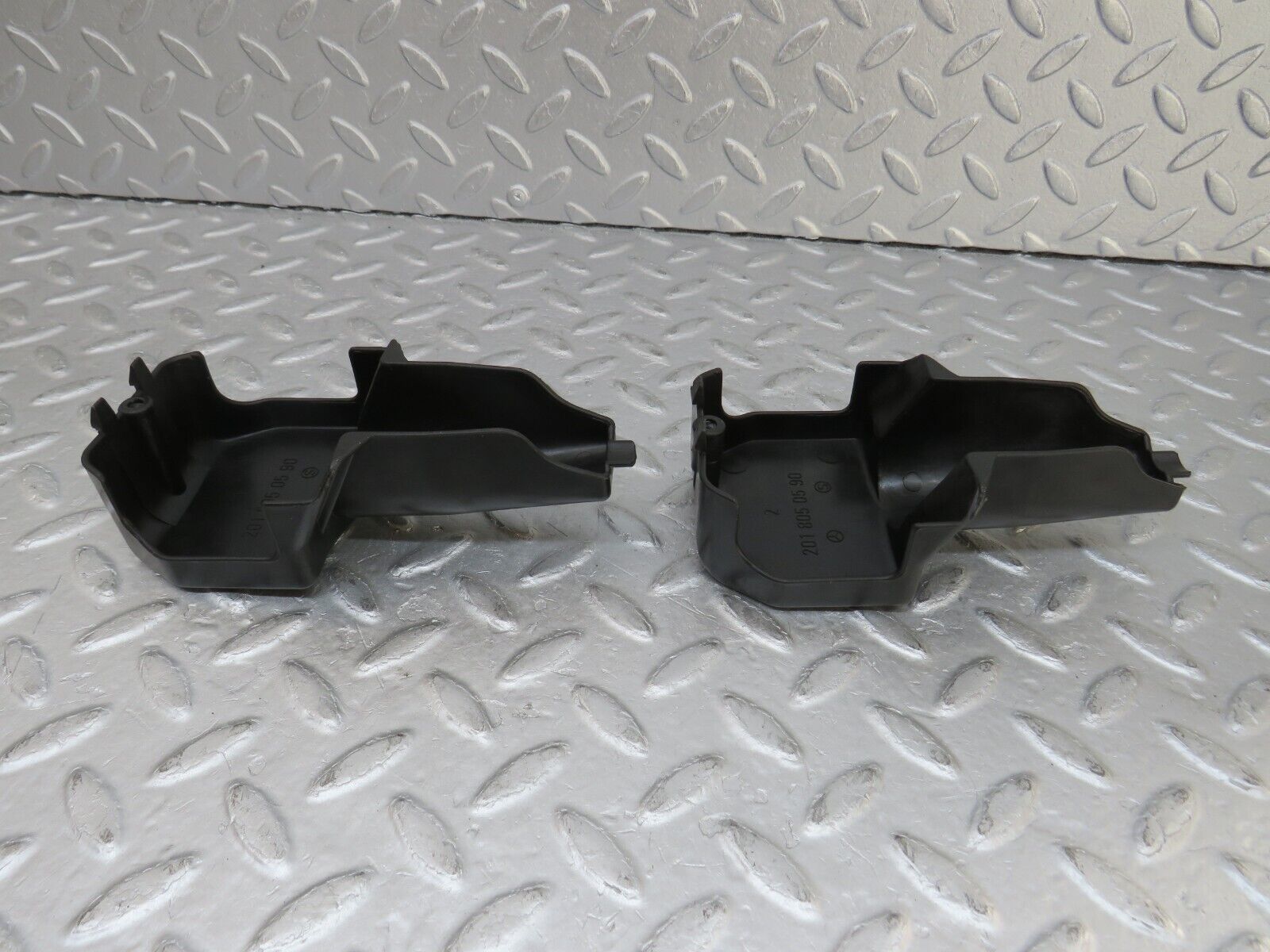 36637 Mercedes-Benz W201 190E 2.0L Rear Door Lock Vacuum Actuator 2x 2018050590