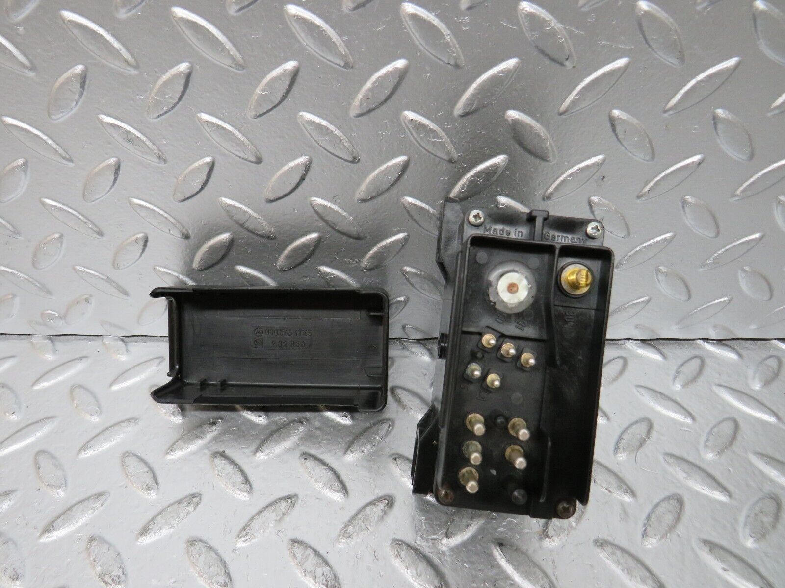 25247 Mercedes-Benz W201 190D Heater Plug Timer Relay Cover 0005454145