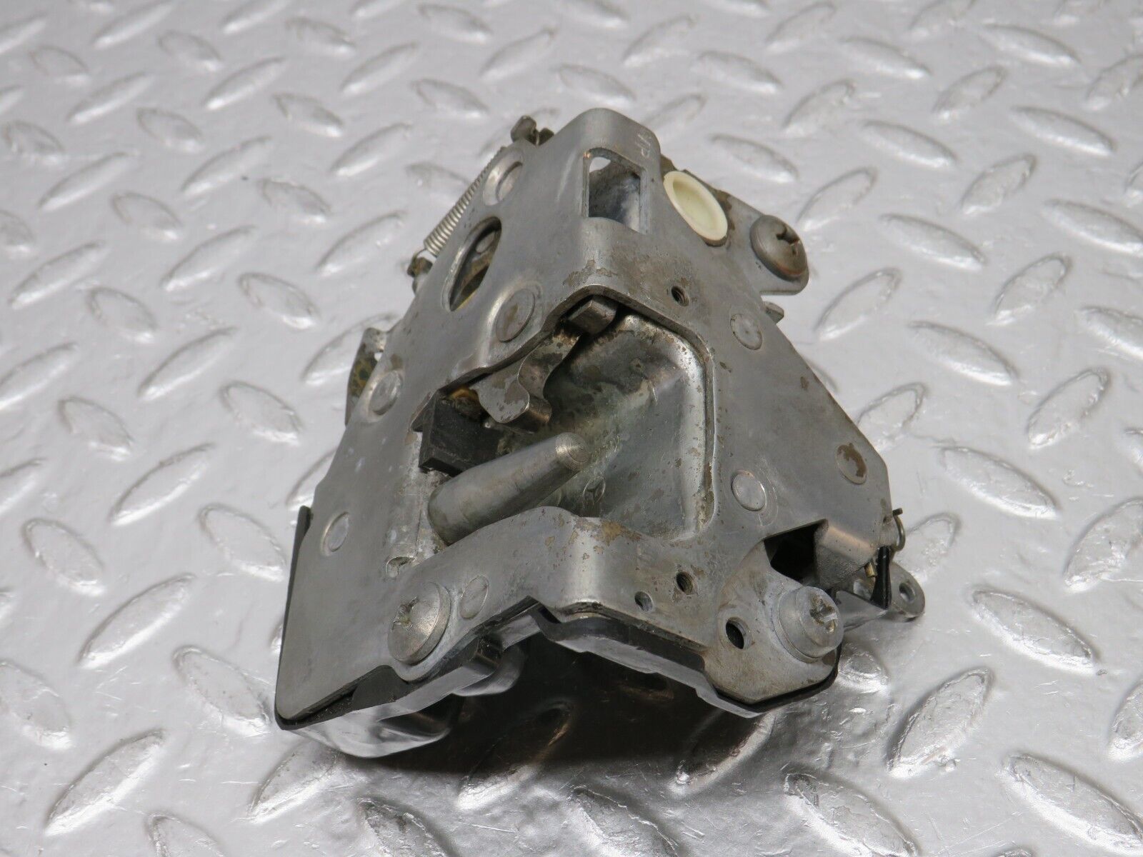 0573 Mercedes-Benz W123 230E Front Right Door Lock Mechanism 1237230208