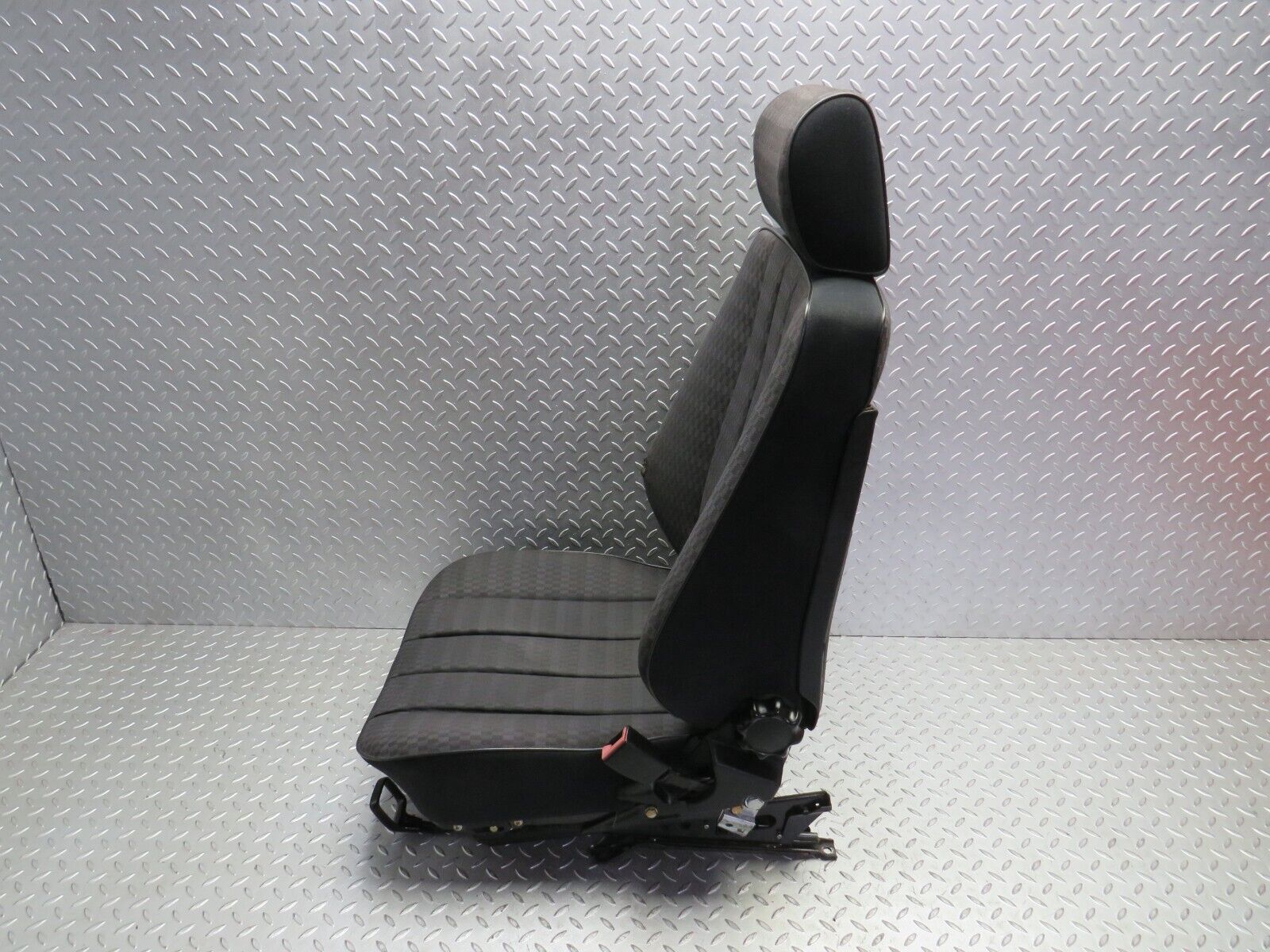 31576 Mercedes-Benz W201 190LE 1.8L Front Right Driver Seat Black