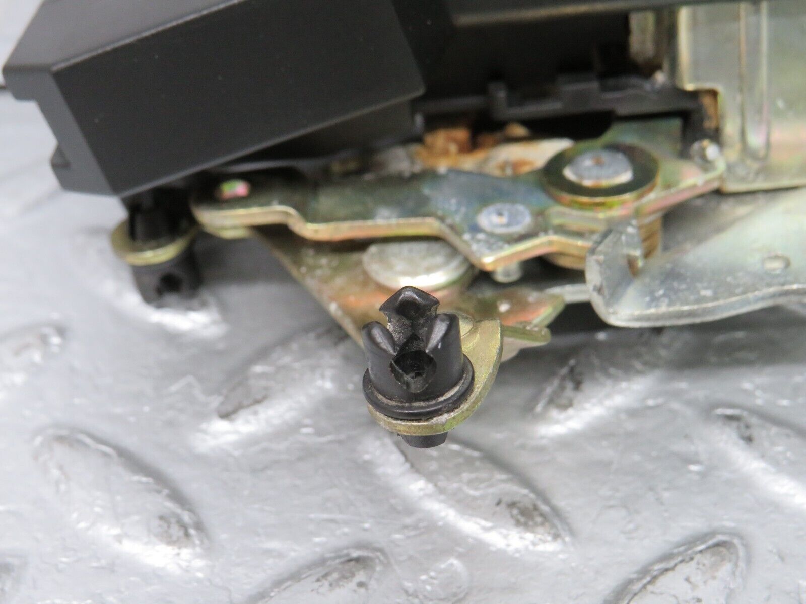 39465 Mercedes-Benz R129 320SL Coupe Left Door Lock Mechanism