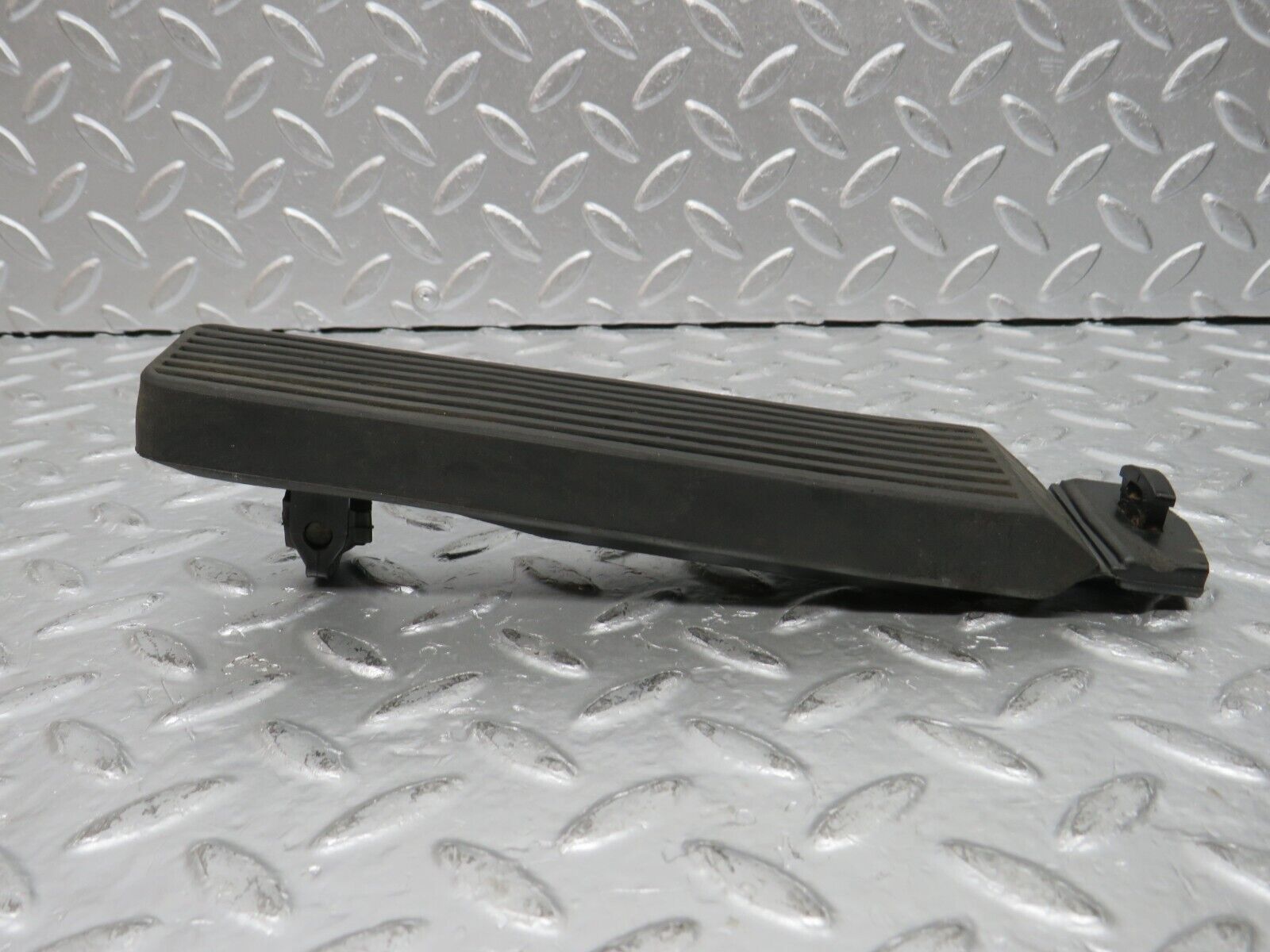 31125 Mercedes-Benz W123 200D Accelerator Pedal With Rubber 1163010182