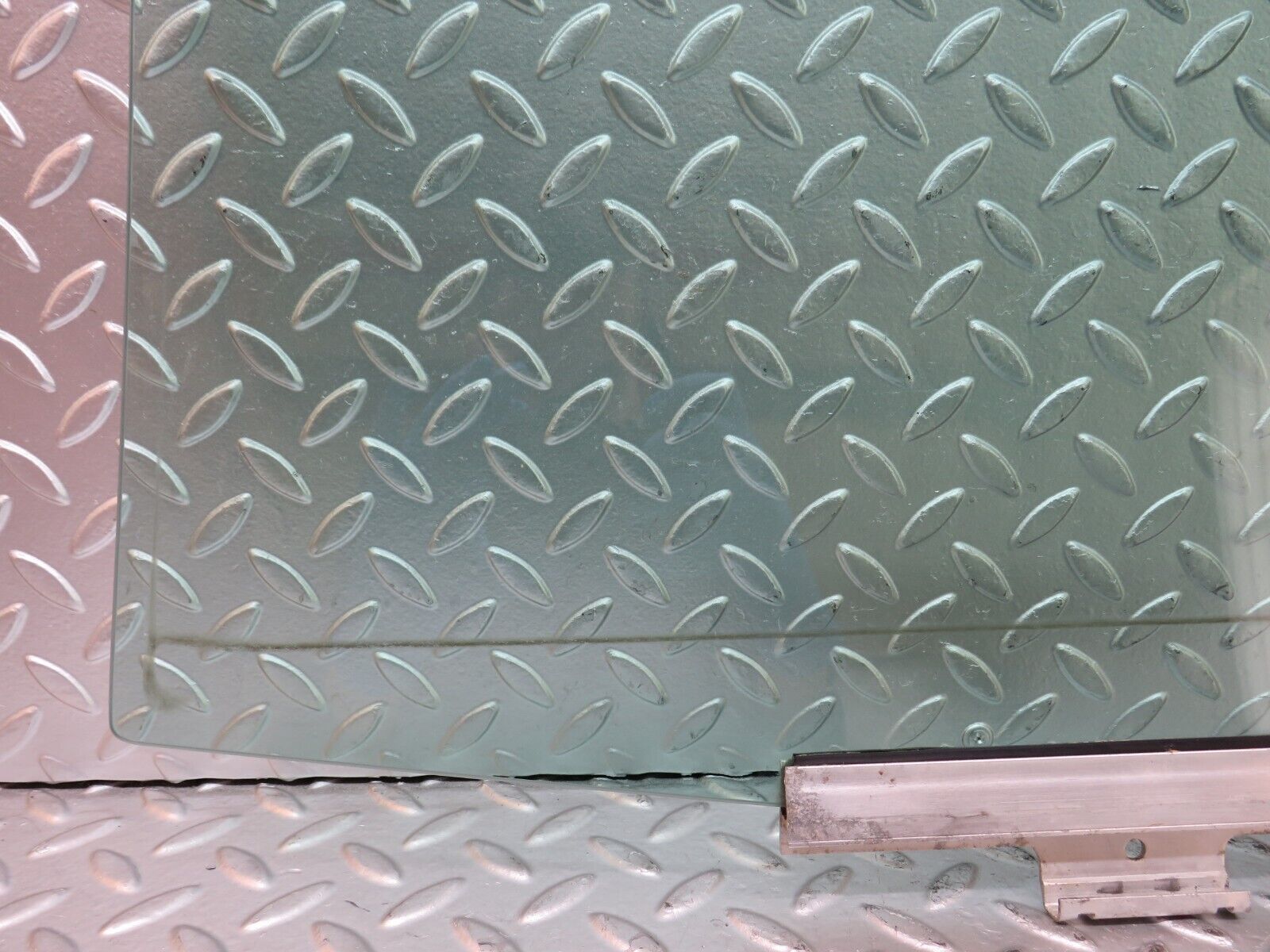 27635 Mercedes-Benz S124 300TE Wagon Rear Right Door Window Glass