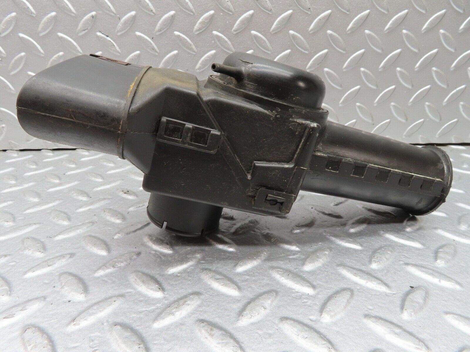 18190 Mercedes-Benz W123 200 Air Filter House Air Intake Valve