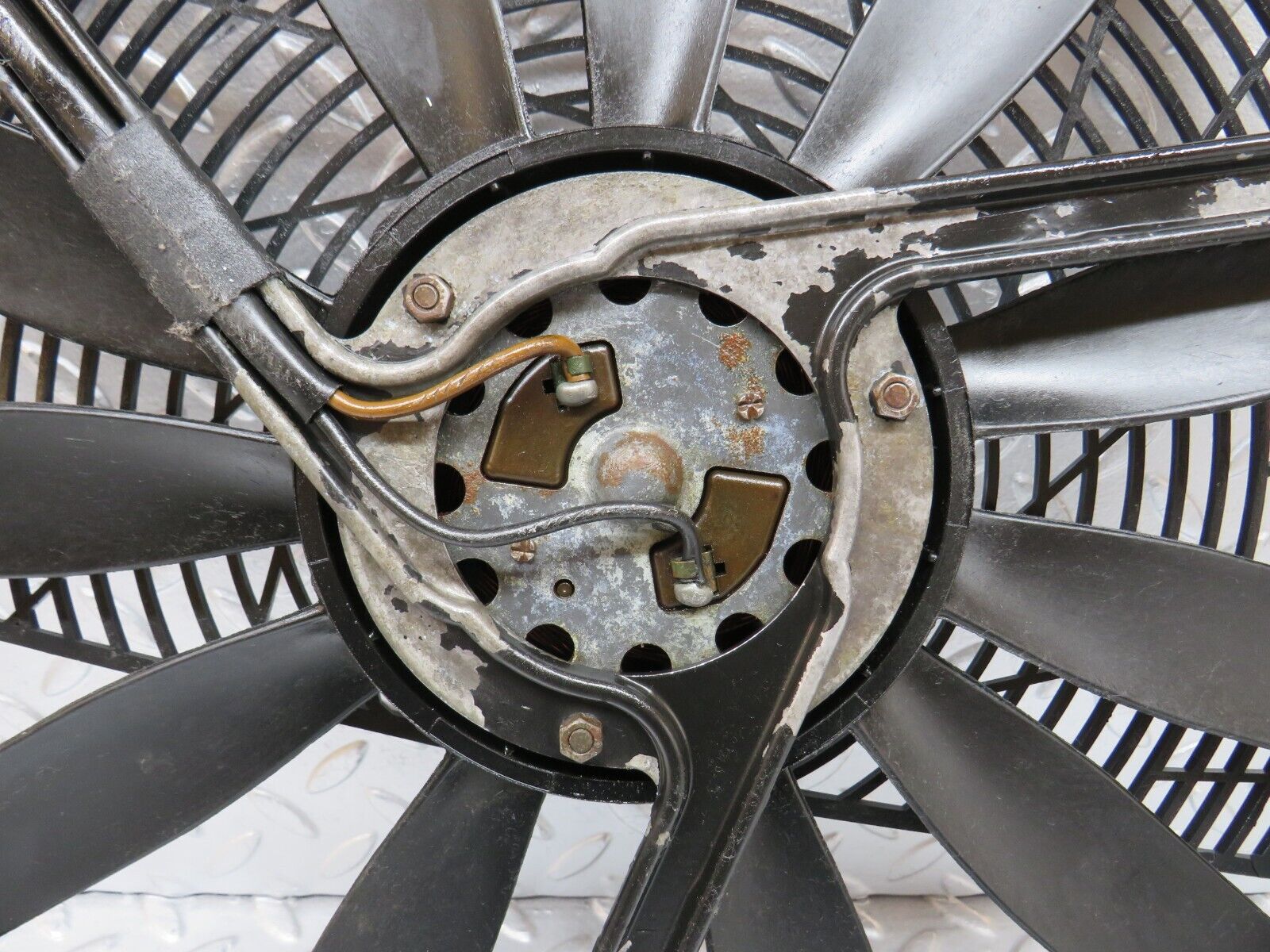 32430 Mercedes-Benz S124 300TE Wagon Engine Cooling Fan