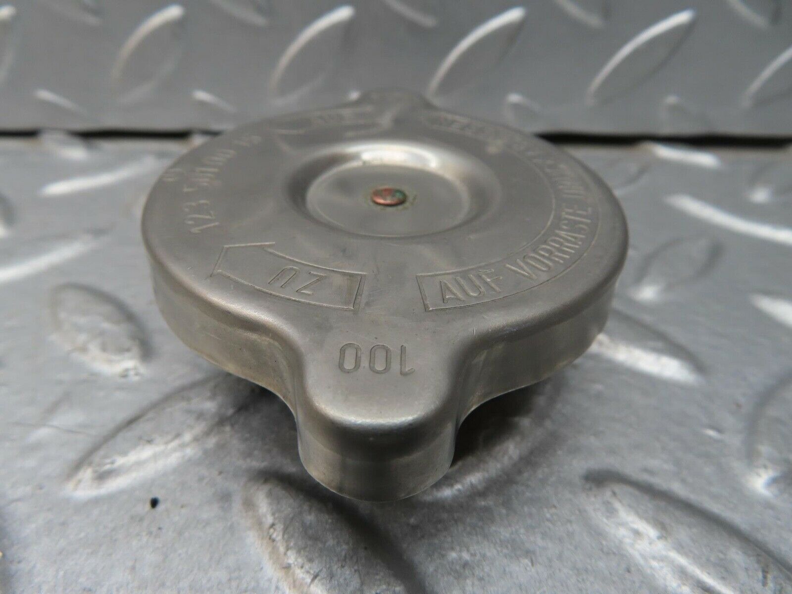 13621 Mercedes-Benz W123 200 Radiator Cap 1235010015