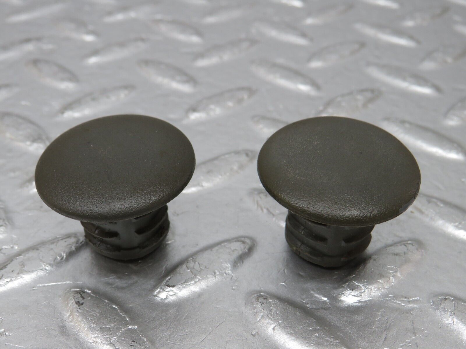 34192 Mercedes-Benz W124 260E Jack Lifting Point Plug 2x 1245830315