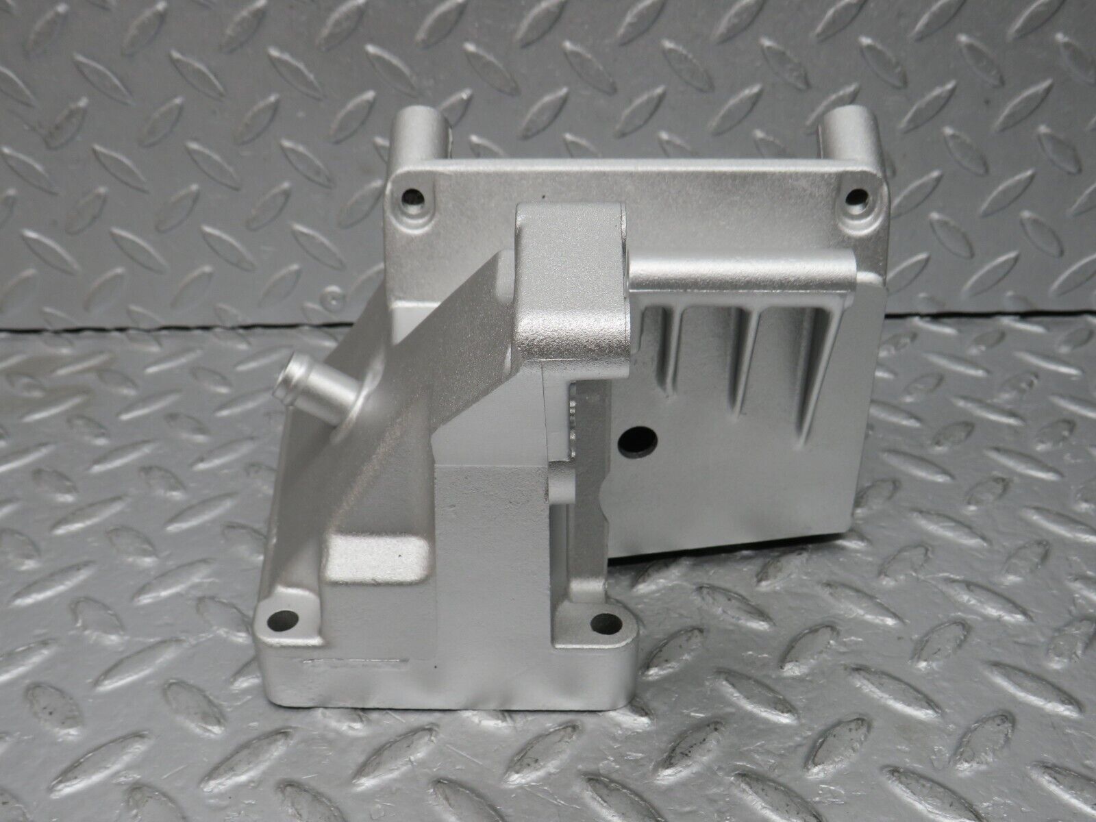 38135 Mercedes-Benz A124 320E Cabriolet Power Steering Pump Bracket 1031310935