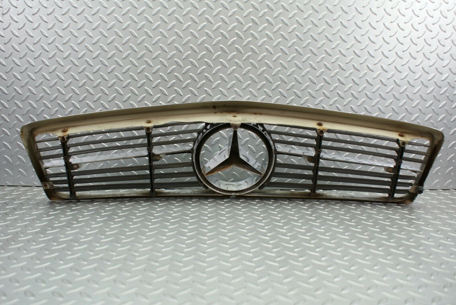 2711 Mercedes-Benz C107 350SLC Coupe Coupe Bonnet Grill Chrome