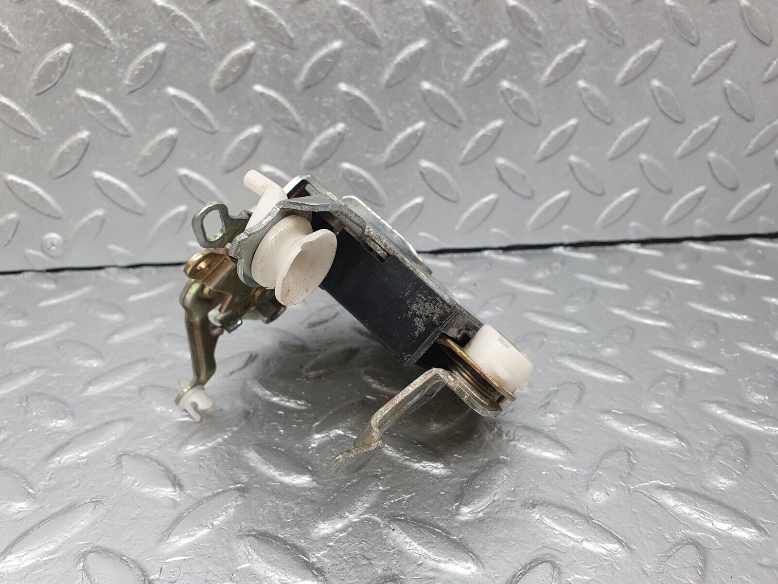 41500 Mercedes-Benz W124 200E Front Left Door Lock Mechanism