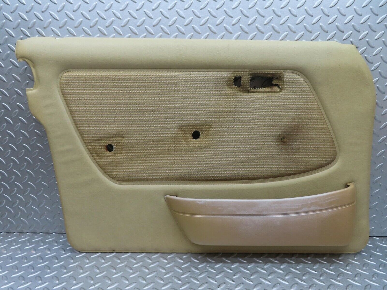 13509 Mercedes-Benz W123 200 Front Left Door Card Cream