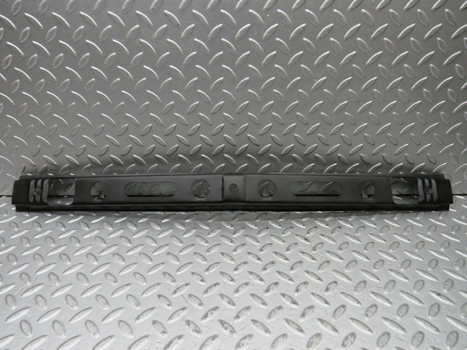 21872 Mercedes-Benz W123 Front Bumper Centre Bracket