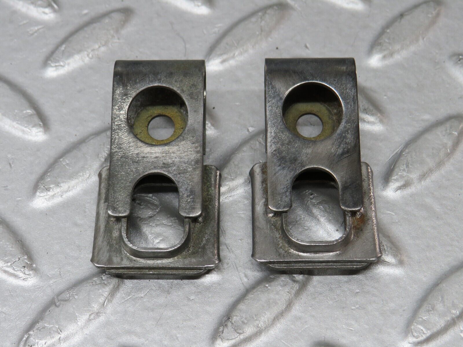 36243 Mercedes-Benz W126 420SE Fuel Injector Bracket 2x