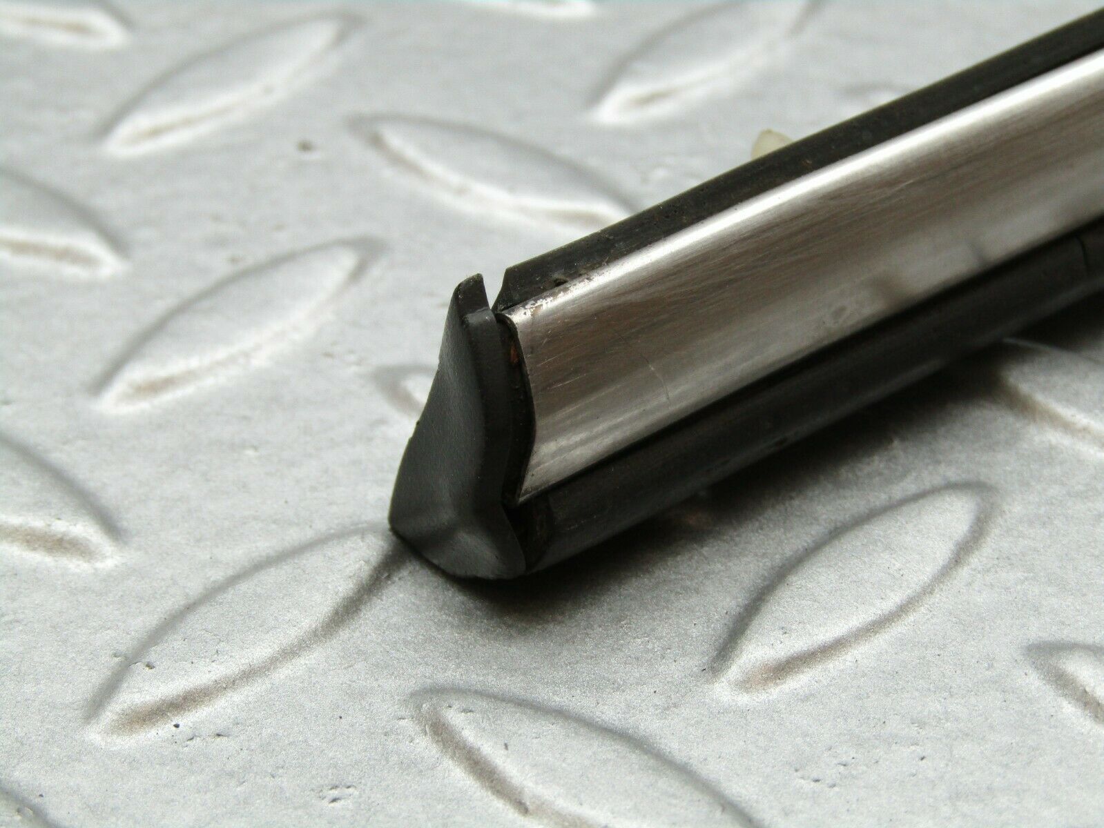 3340 Mercedes-Benz W115 220D Centre Fender Wing Chrome Trim Front Left