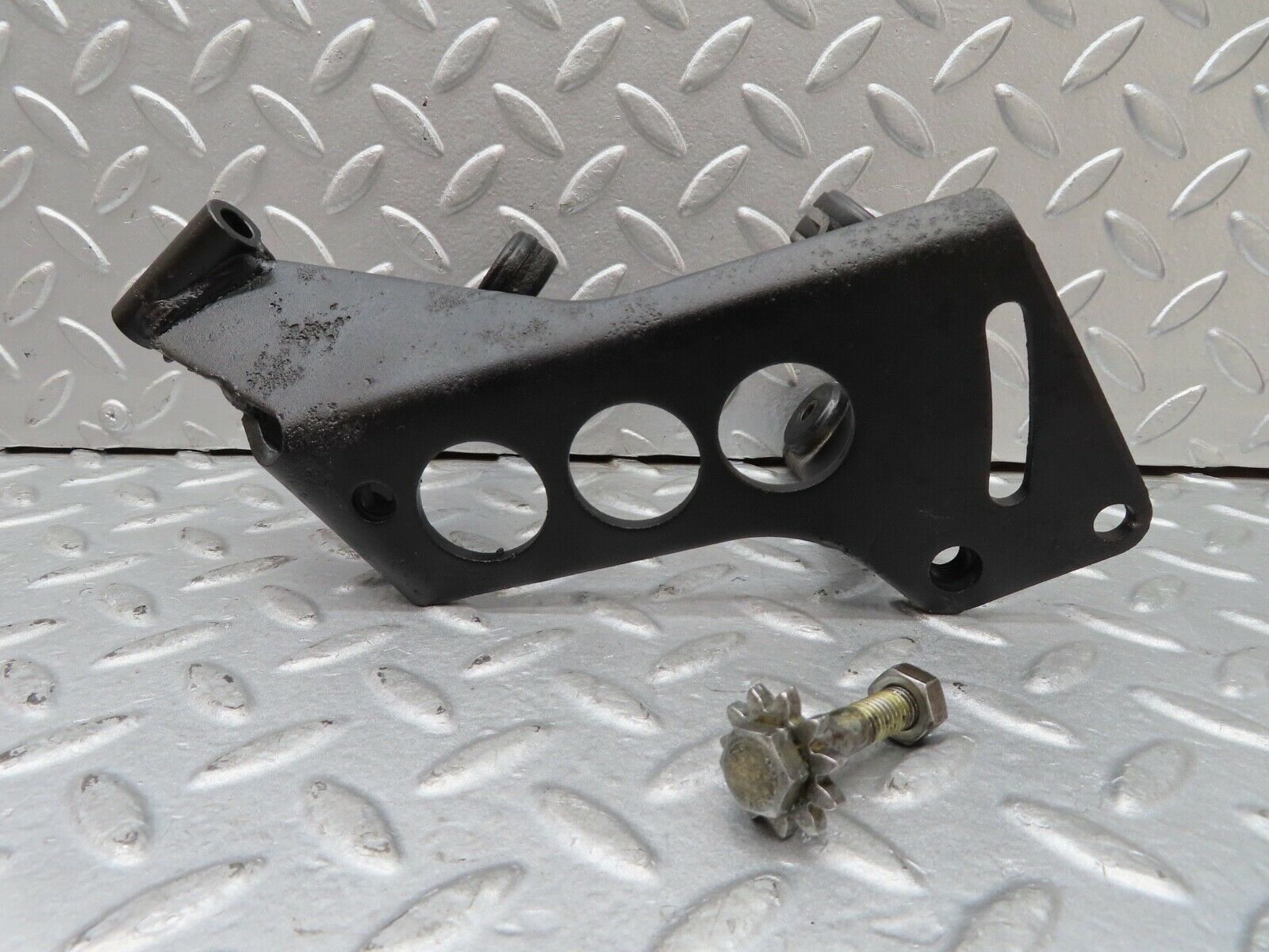 16976 Mercedes-Benz C123 280CE Coupe Power Steering Pump Bracket