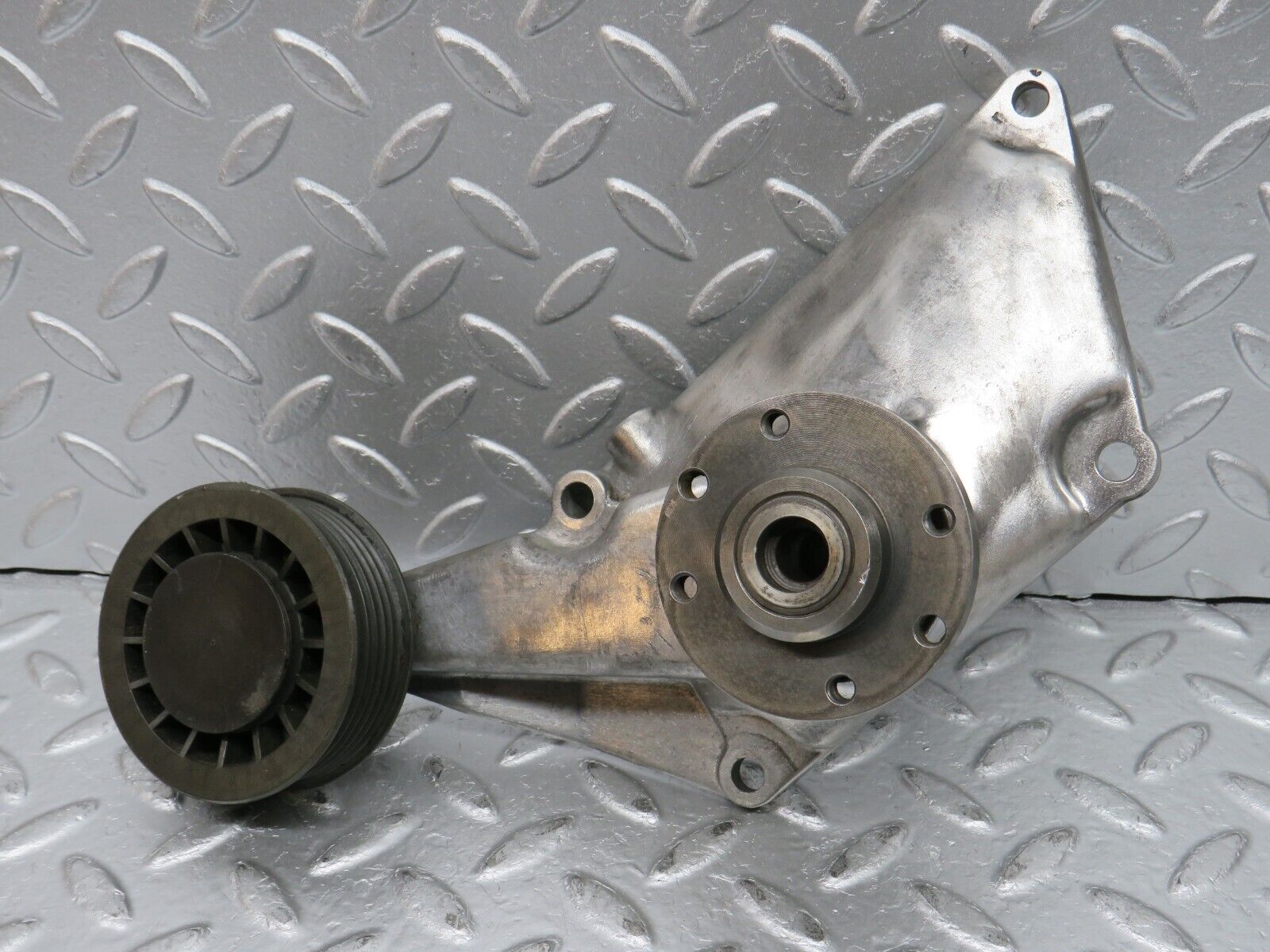 32626 Mercedes-Benz S124 300TE Engine Cooling Fan Clutch Bracket 1032050805