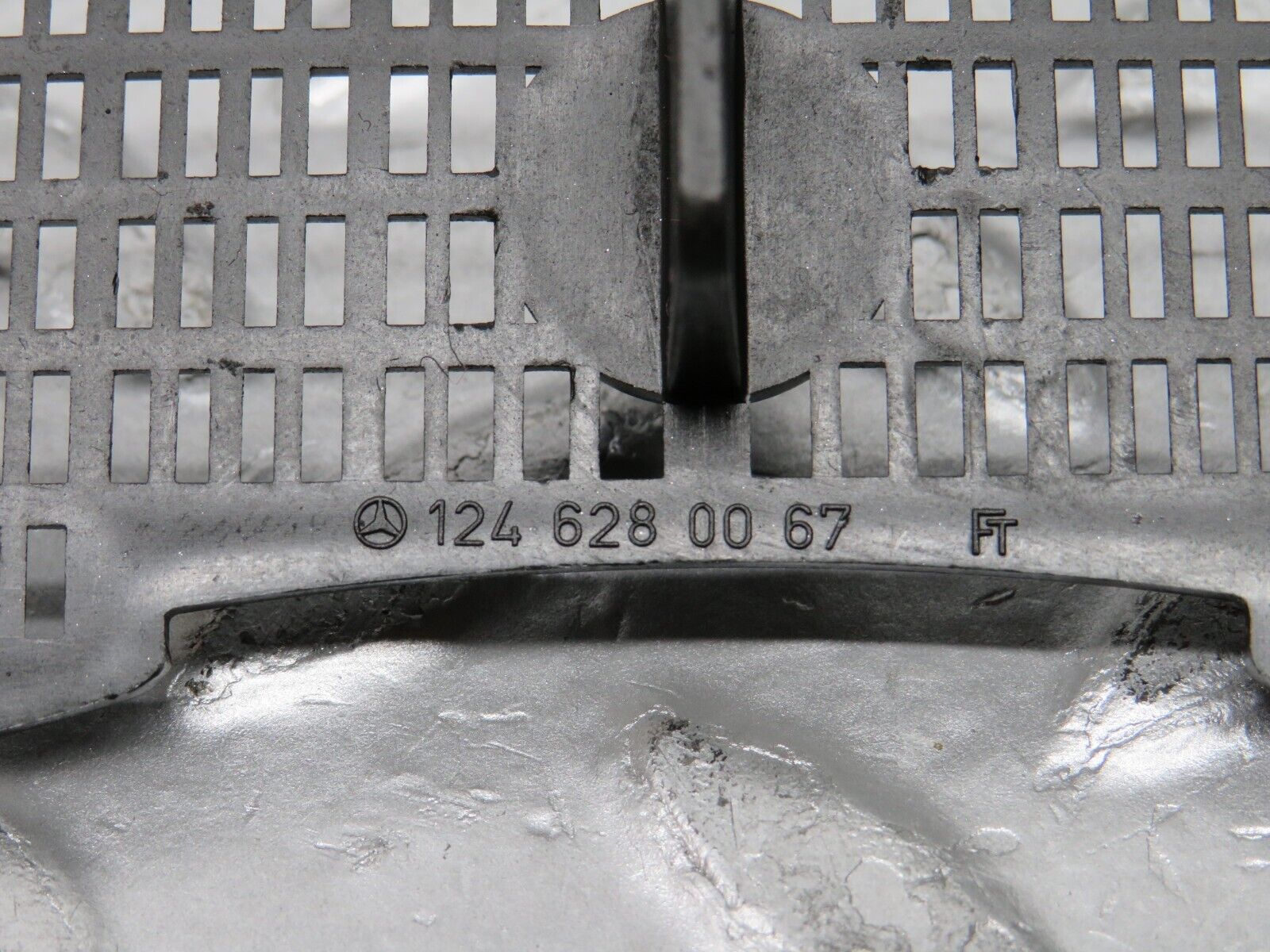 29547 Mercedes-Benz W124 230E Windscreen Water Drain Grill 1246280067