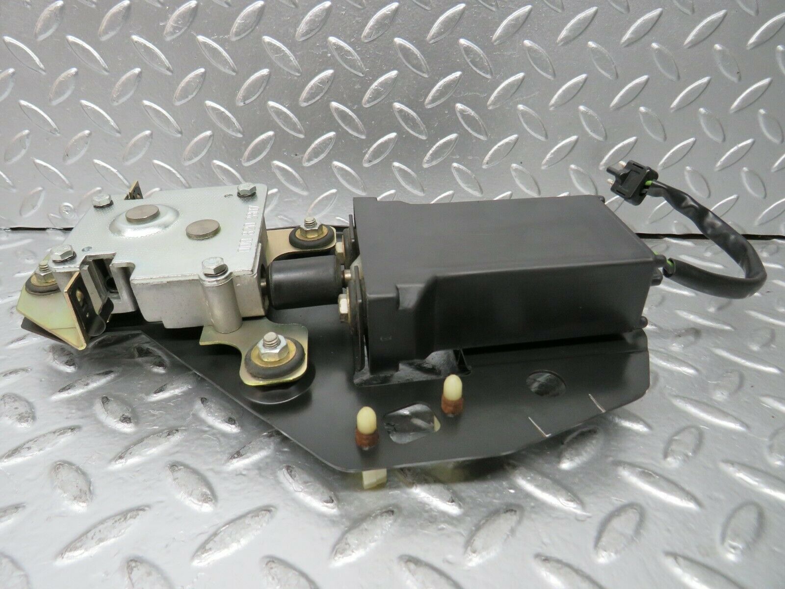 23200 Mercedes-Benz W116 350SE Sunroof Motor With Bracket 0008202807
