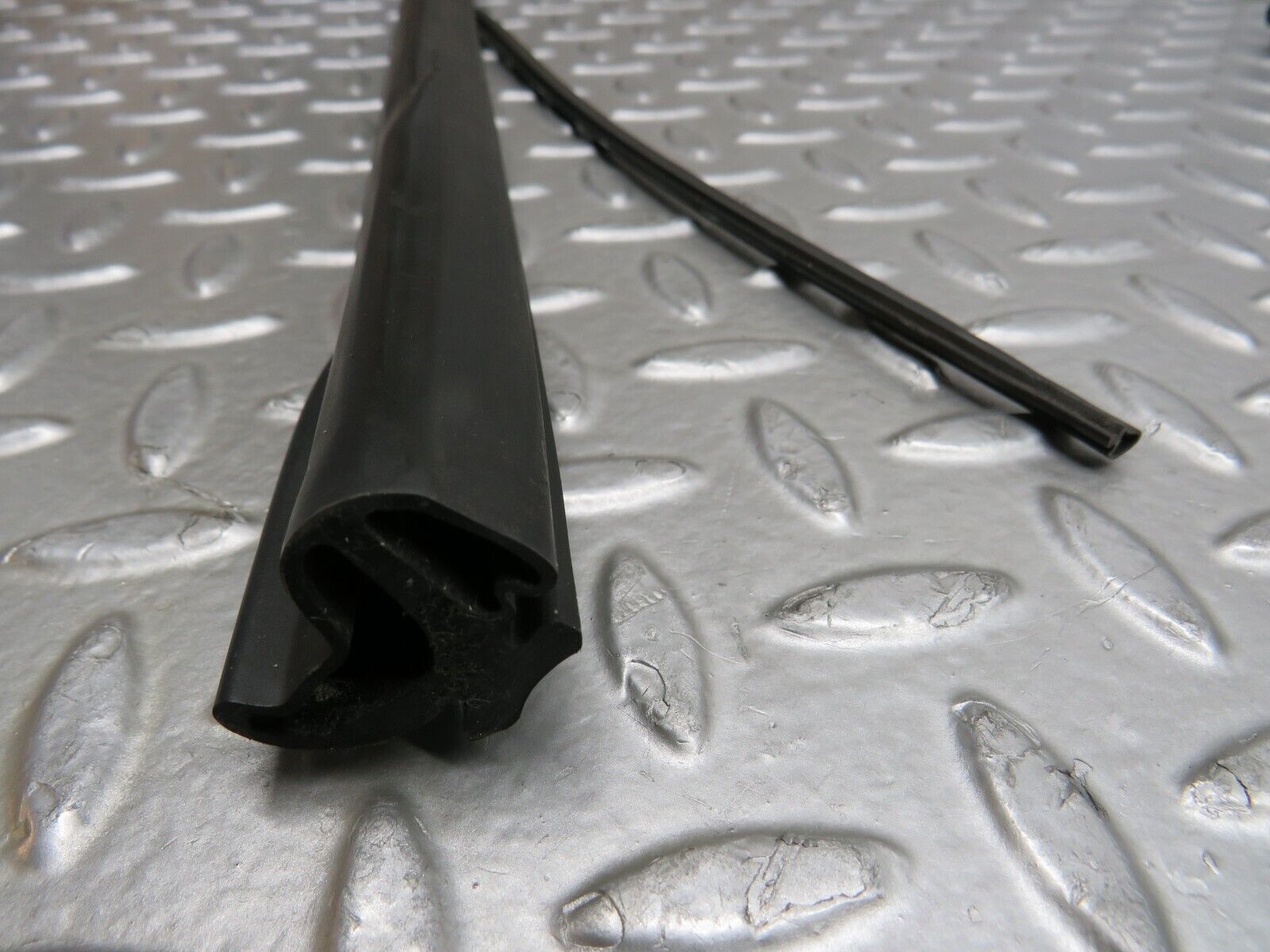 39677 Mercedes-Benz R129 320SL Coupe Front Windscreen Rubber Seal