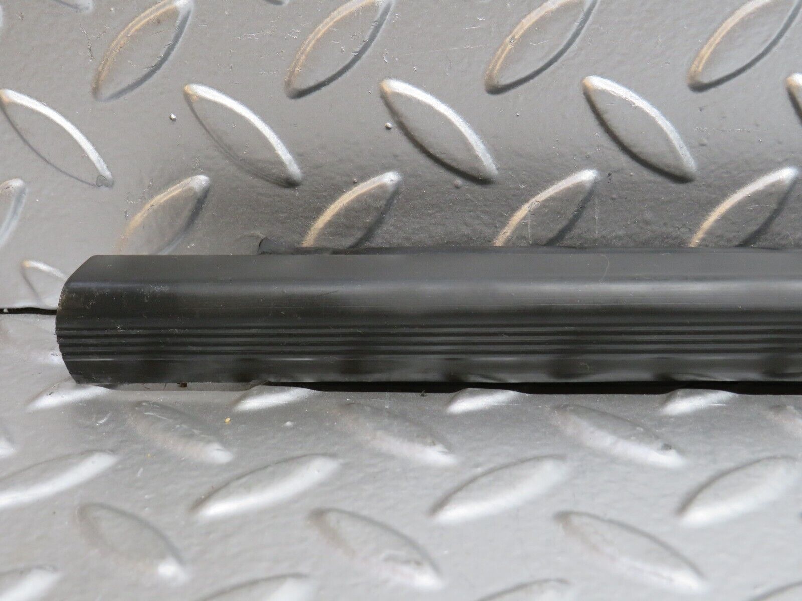 32590 Mercedes-Benz S124 300TE Wagon Door Lower Sealing Rubber Trim Right