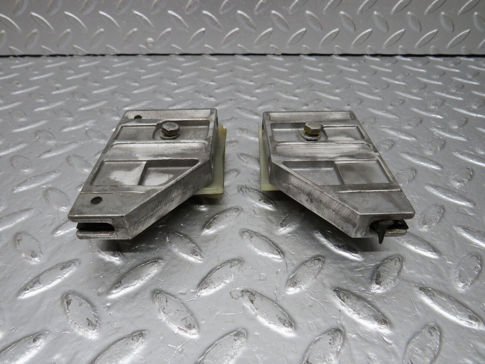 34391 Mercedes-Benz C126 380SEC Coupe Door Window Guide Bracket Pair