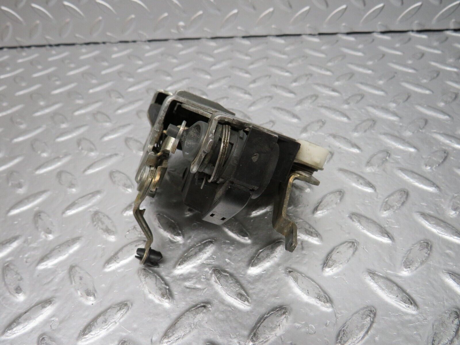 31392 Mercedes-Benz S124 220TE Wagon Front Left Door Lock Mechanism