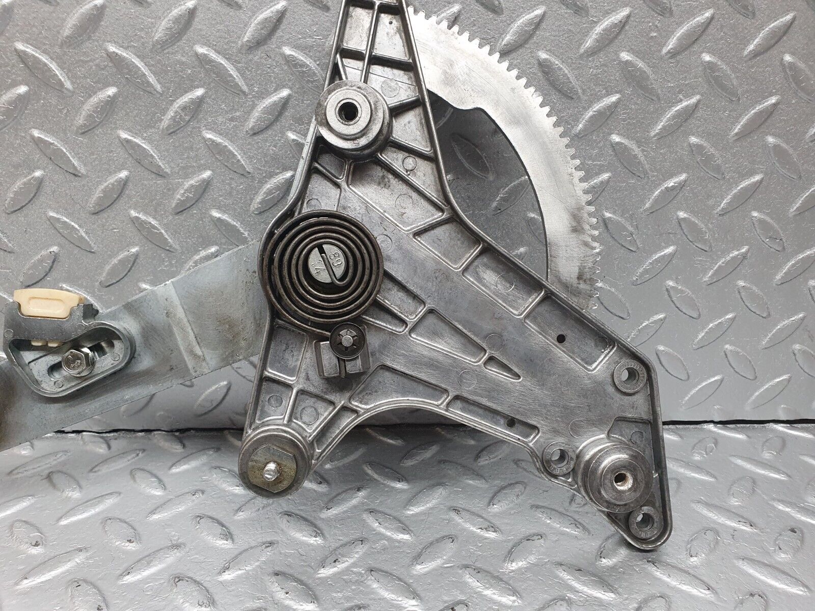 40974 Mercedes-Benz W126 300SE Rear Left Door Window Regulator 1267350111