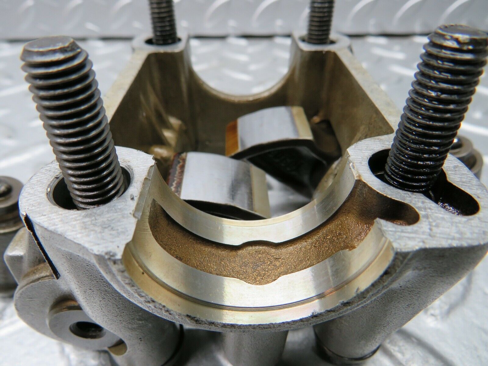 21742 Mercedes-Benz W126 300SE Rocker Arms Camshaft Bearing Block 1030510610