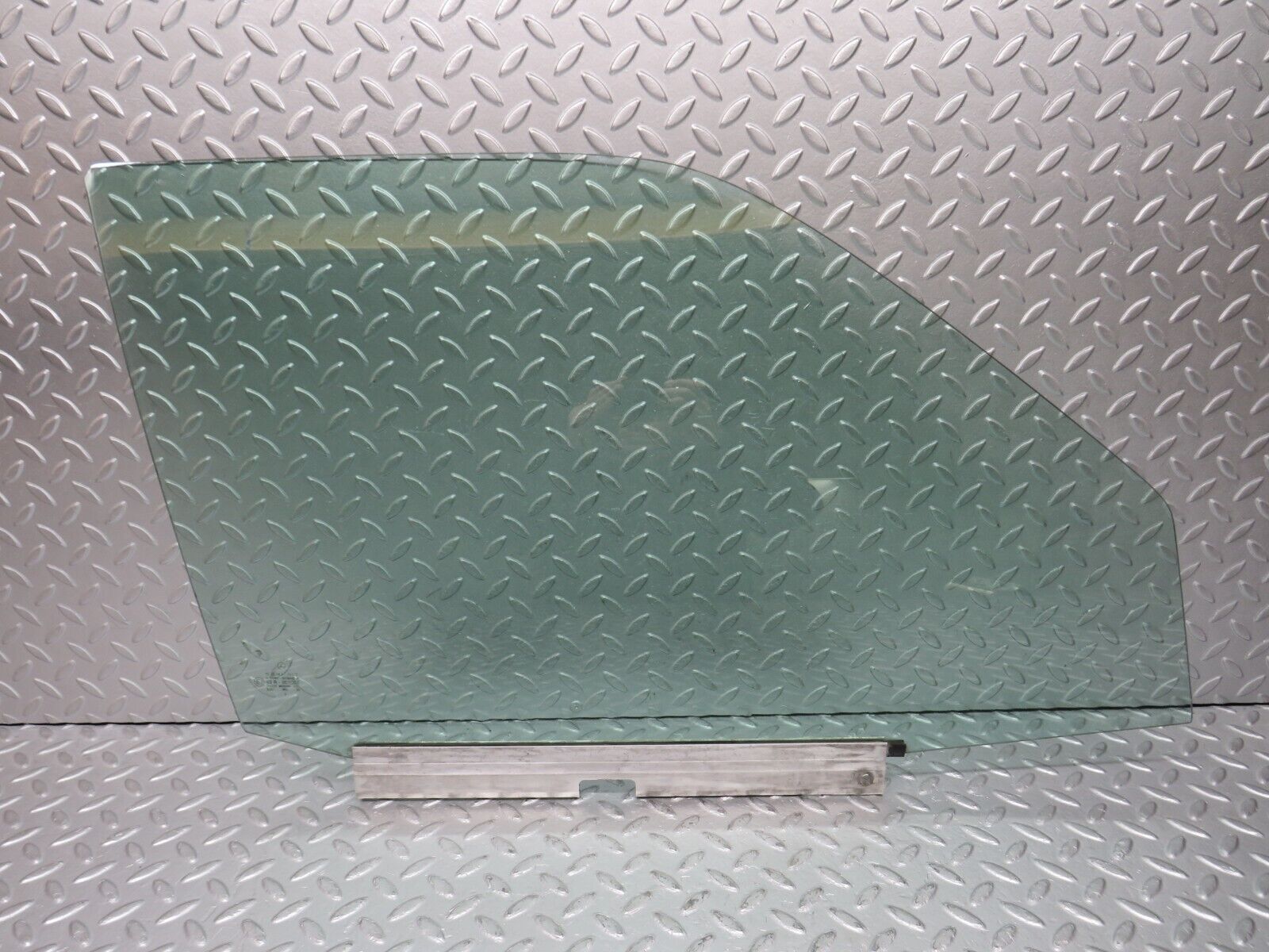 39069 Mercedes-Benz W201 190E 2.6L Front Right Door Window Glass