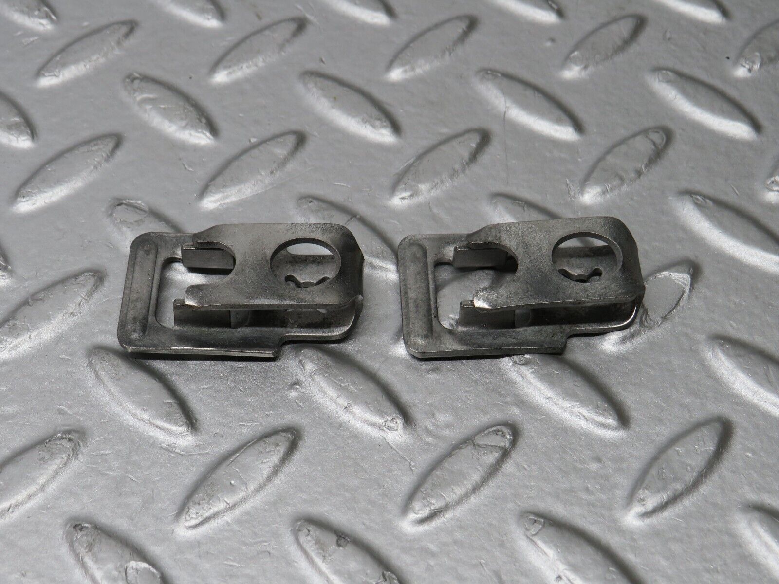 39030 Mercedes-Benz W201 190E 2.6L Fuel Injector Bracket 2x