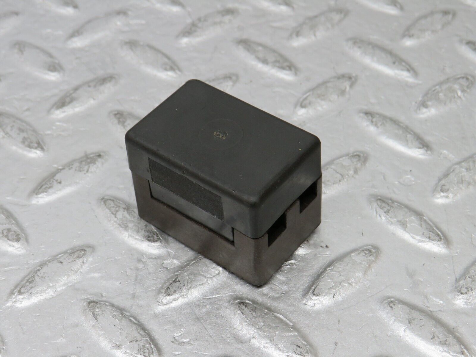 37322 Mercedes-Benz W109 300SEL Fuse Box Connector