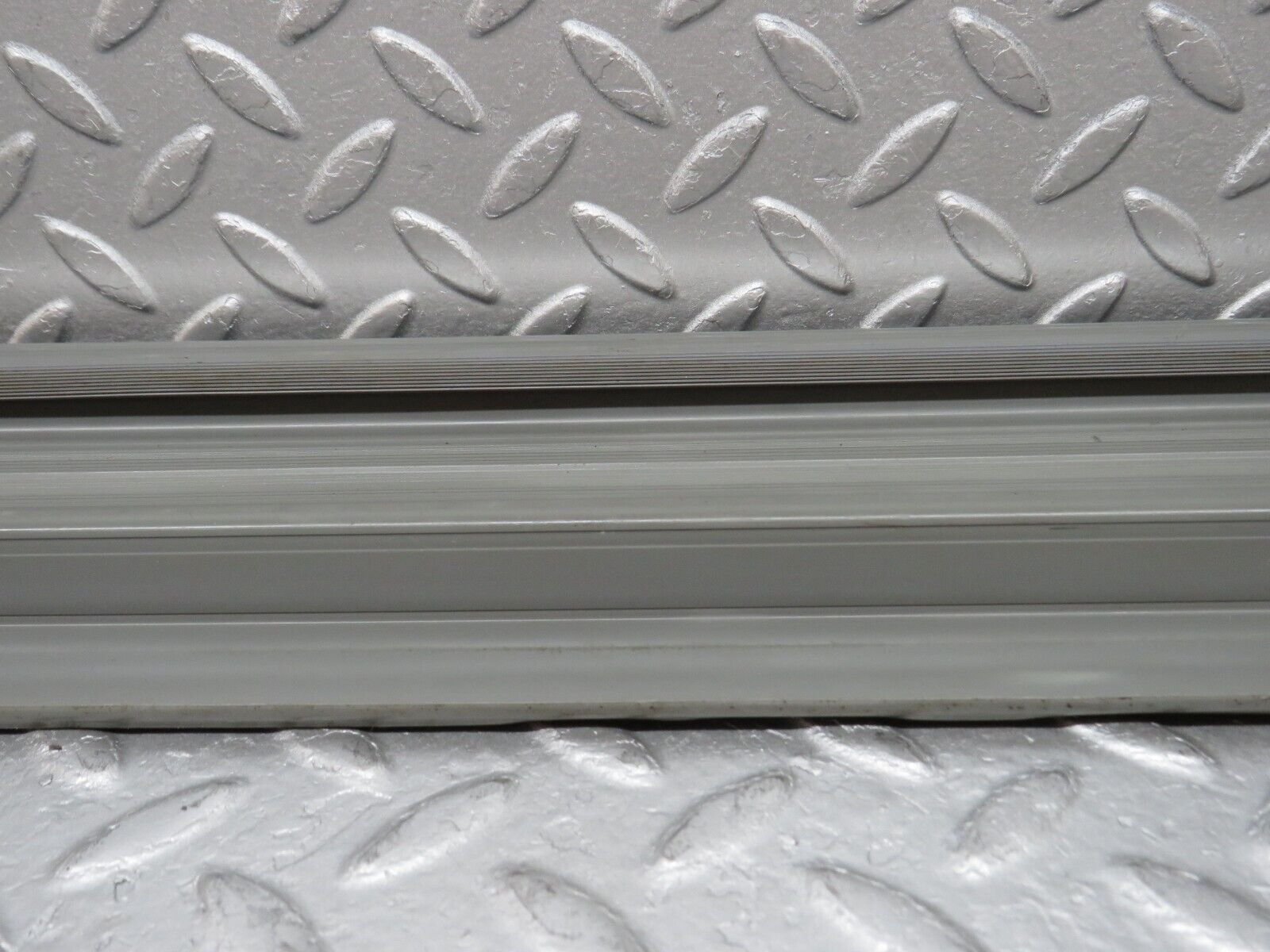 35992 Mercedes-Benz W126 420SE Rear Left Door Sill Trim Grey