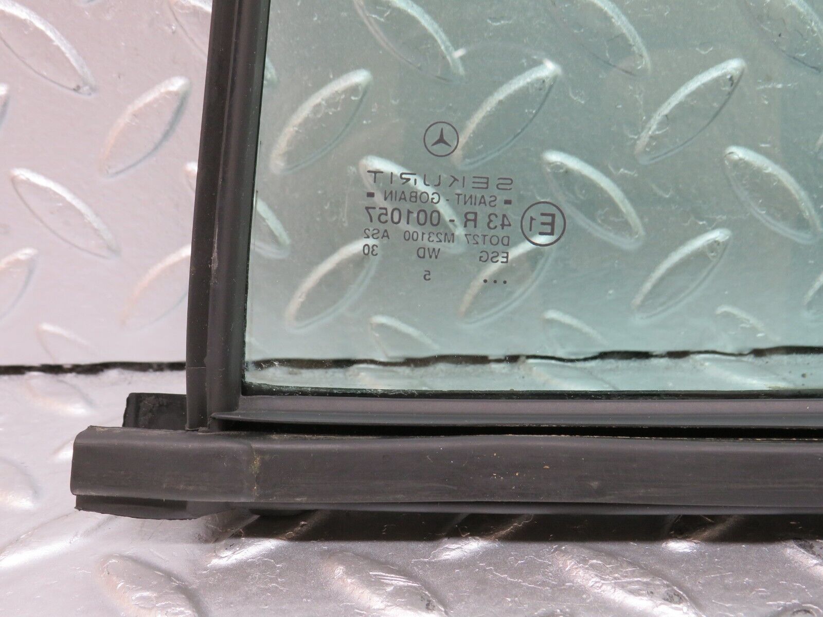 33260 Mercedes-Benz W202 C180 Rear Right Quarter Window Glass 2027350224