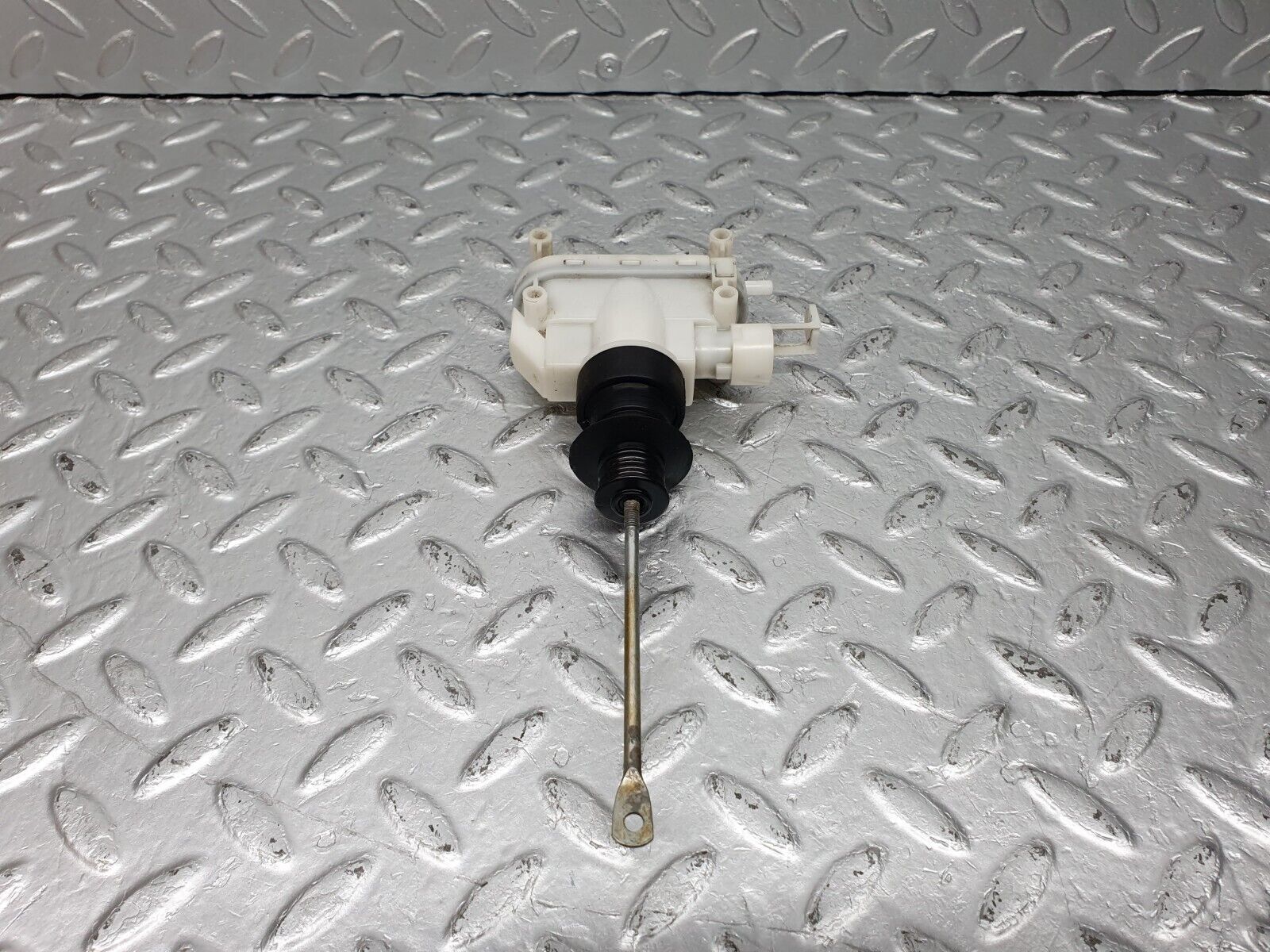 41010 Mercedes-Benz W126 300SE Front Left Door Lock Vacuum Actuator