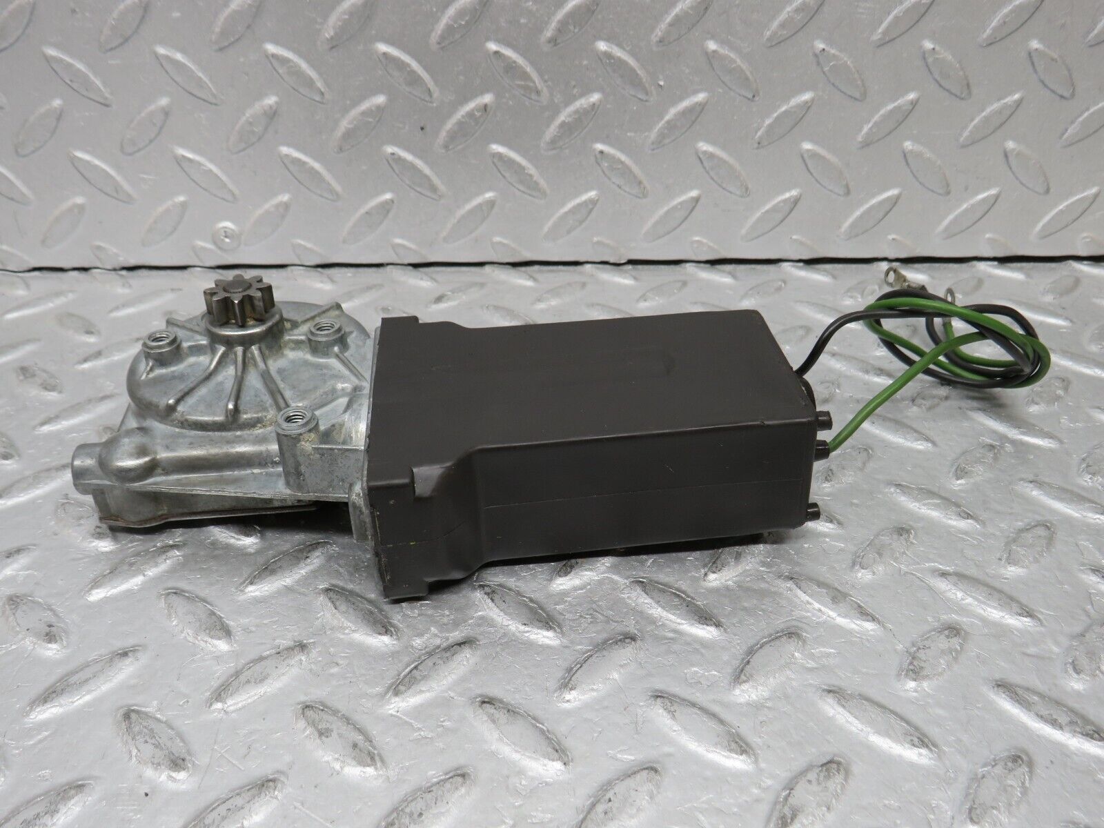 37417 Mercedes-Benz W109 300SEL Front Right Window Regulator Motor Bosch 0132001102