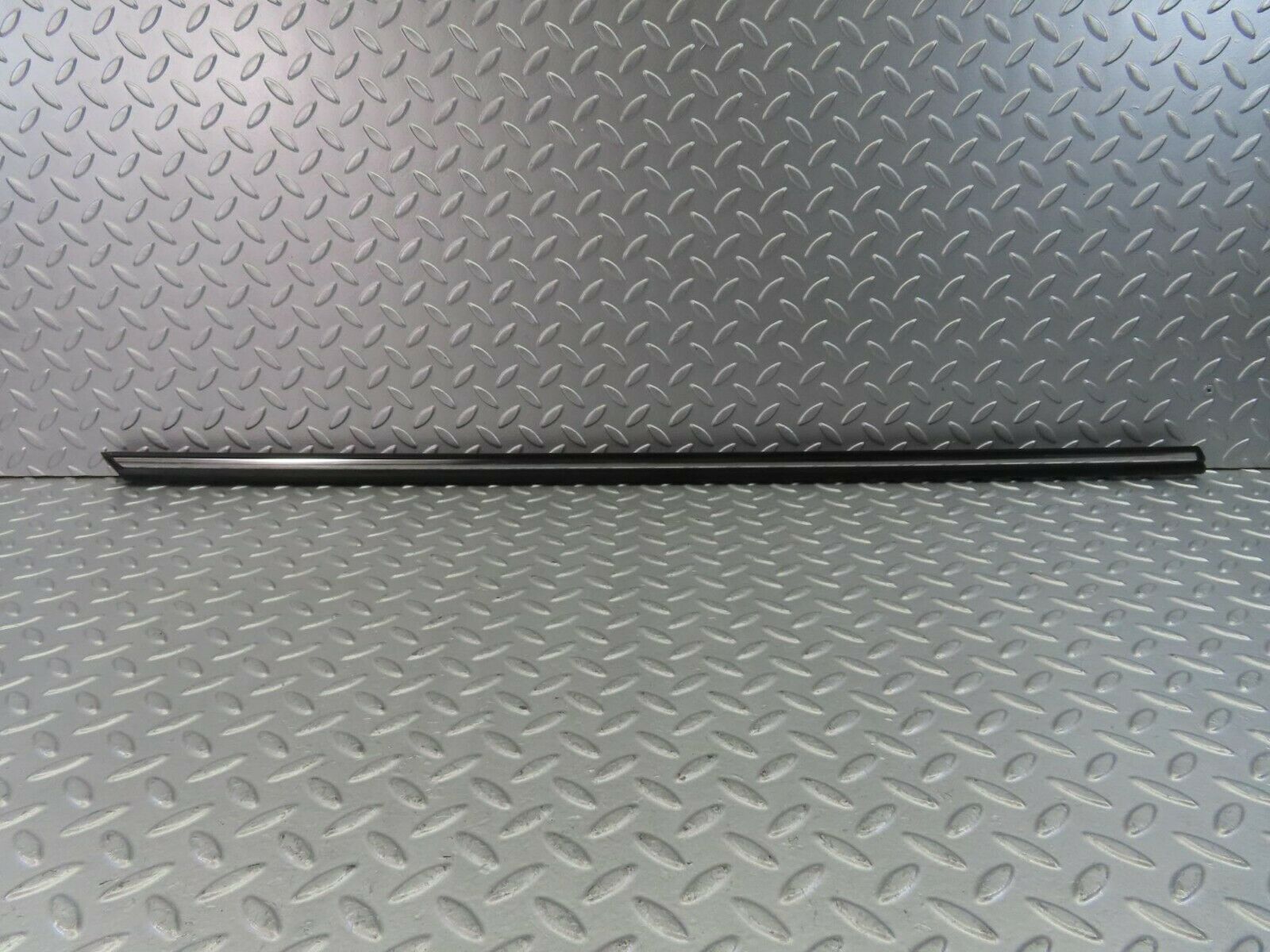 10289 Mercedes-Benz W116 Front Left Door Centre Moulding Trim