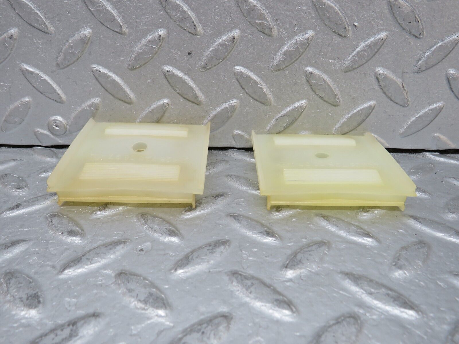 37816 Mercedes-Benz A124 320E Cabriolet Door Window Guide Bracket Plastic 2x 1267250897