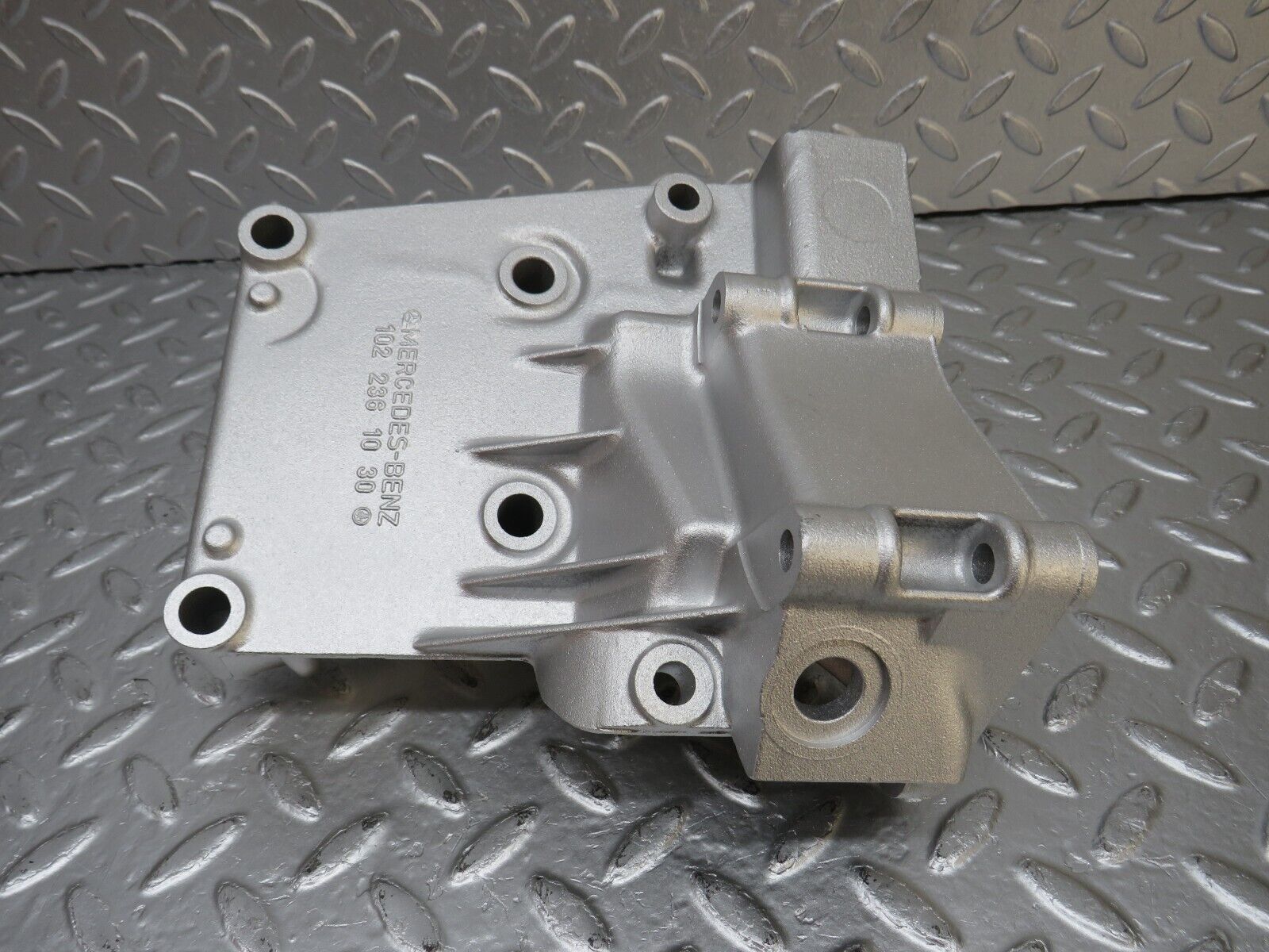 33791 Mercedes-Benz W201 190E 2.0L Power Steering Pump Bracket 1022361030