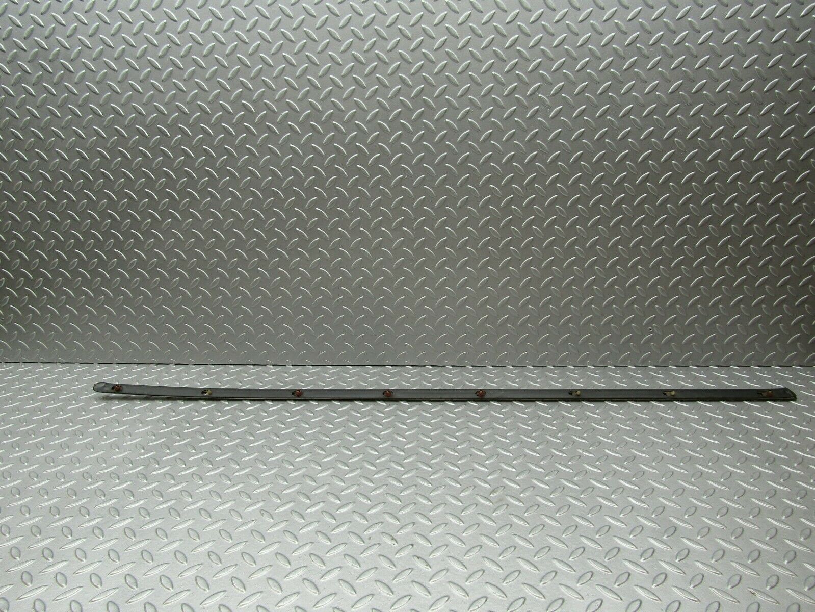 3338 Mercedes-Benz W115 220D Centre Fender Wing Chrome Trim Front Left