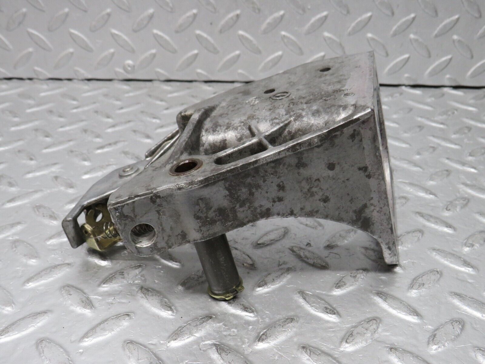 37944 Mercedes-Benz A124 320E Cabriolet Brake Pedal Bracket 1242900919