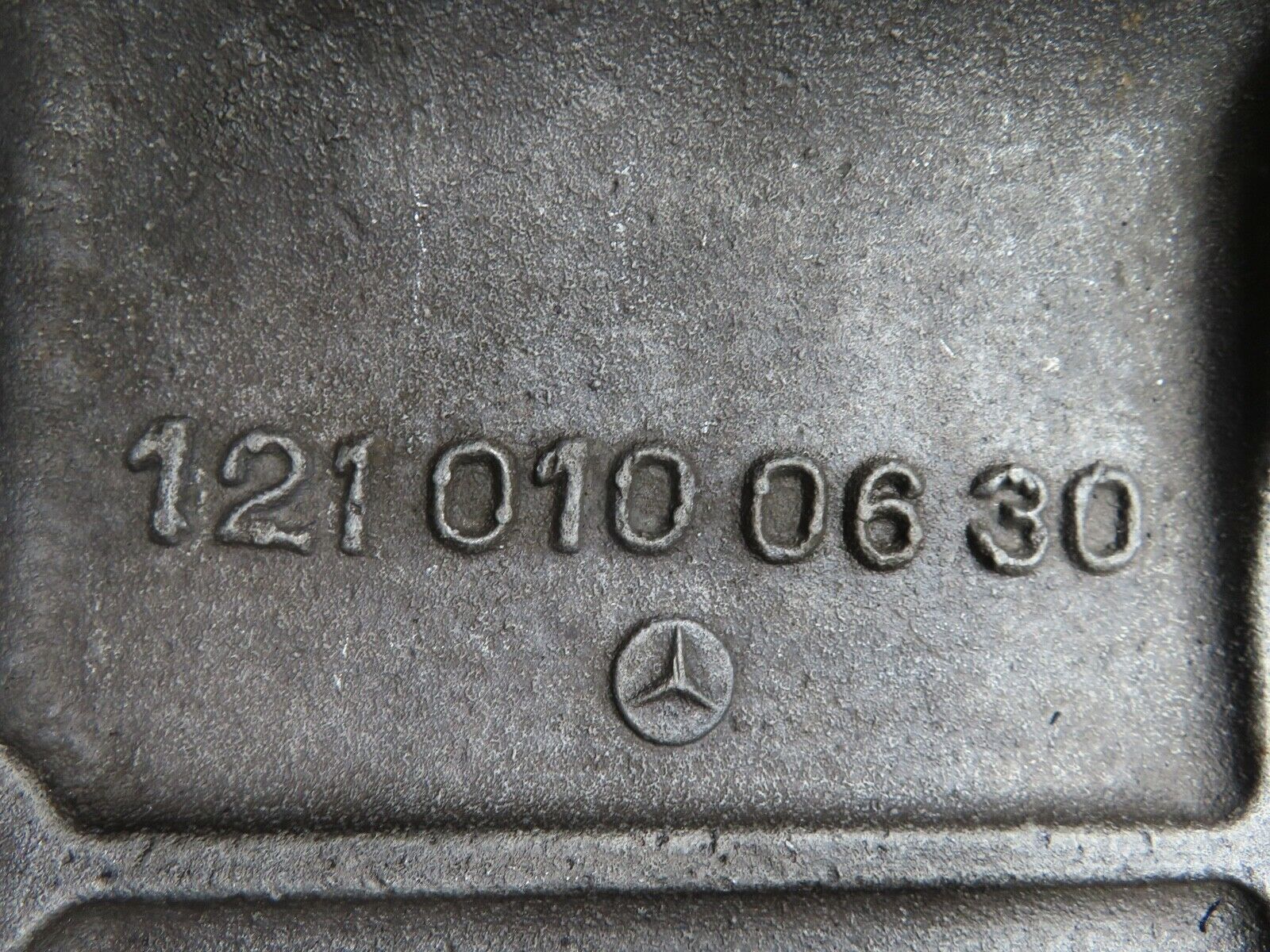 18973 Mercedes-Benz W121 190b Ponton Cylinder Head Valve Cover 1210100630